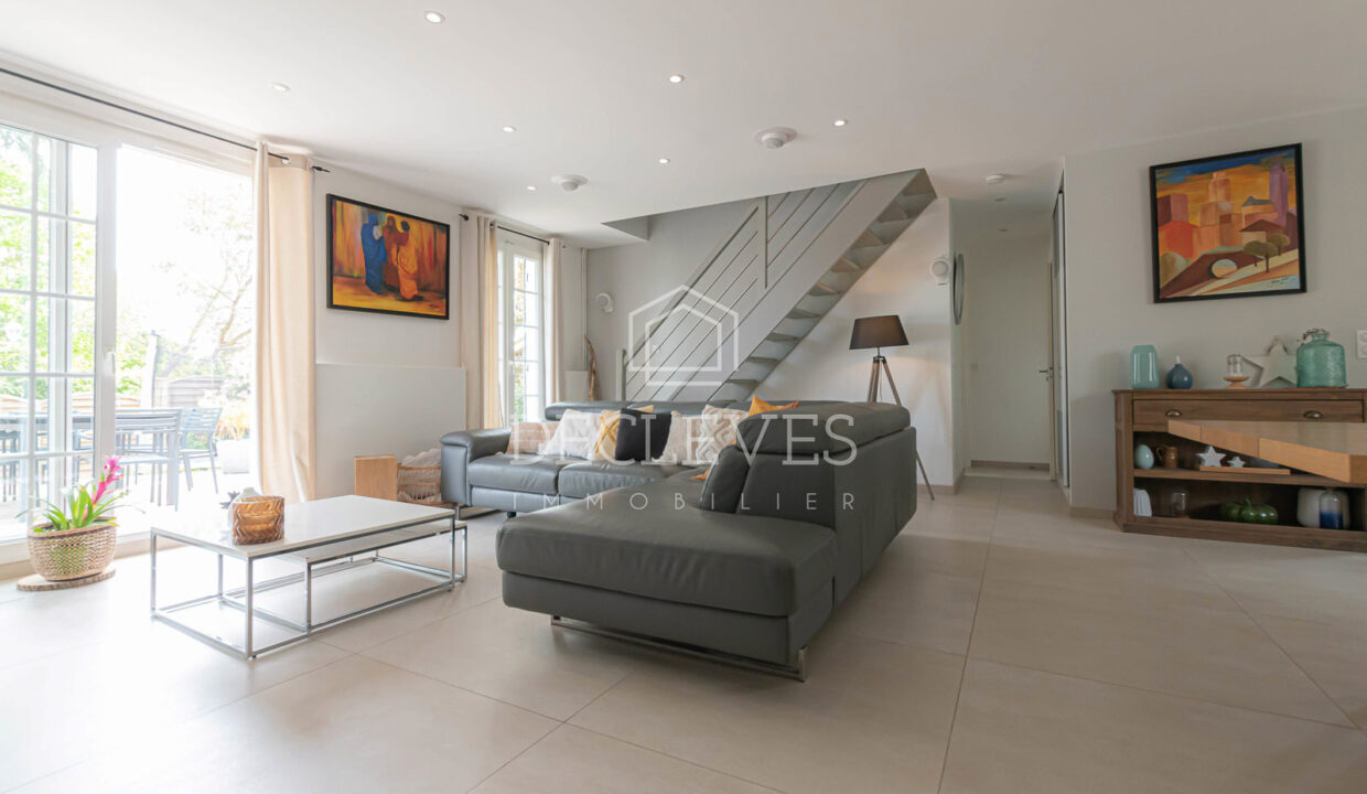 photo_67ba6c0e192802197bb0f18c41b2c03b