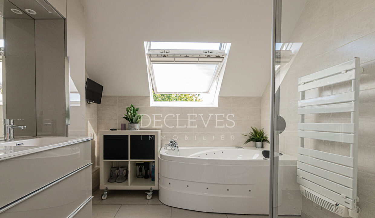 photo_684c9d7b4ed63bf533f0bbcd4cf171df